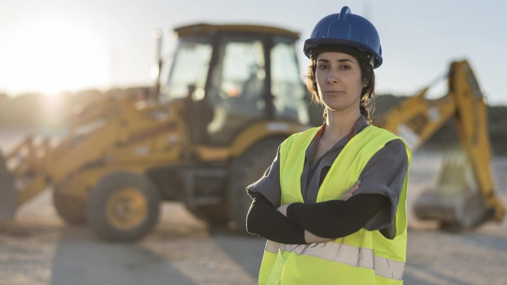 Mujeres construyendo