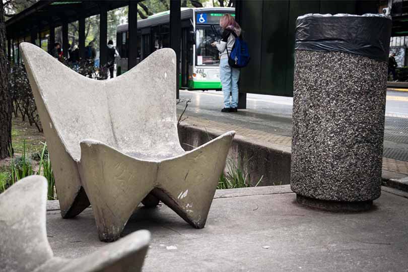Diseño hostil del mobiliario urbano, un problema de las urbes modernas