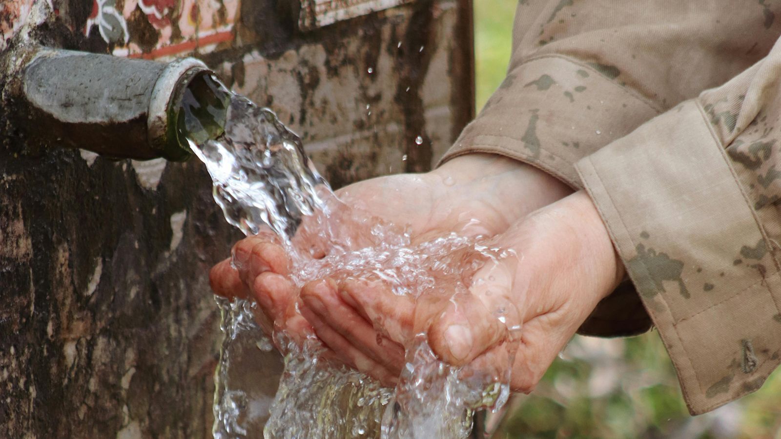 El agua y su deuda con mujeres y niñas.