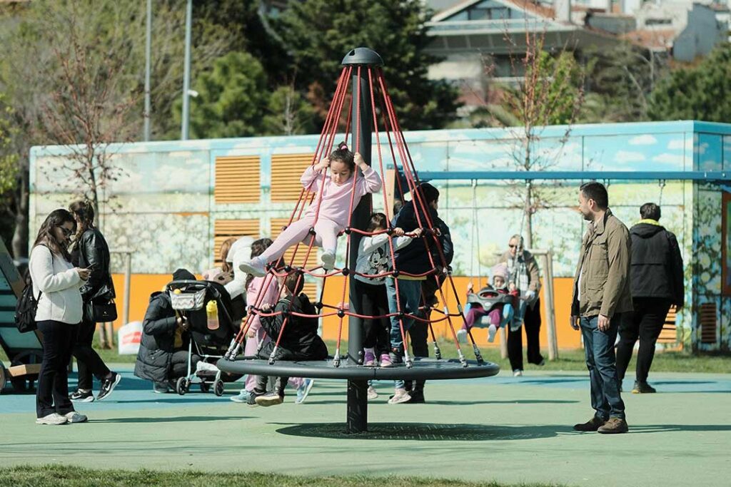 Niños divirtiendose al estar utilizando juegos infantiles en un parque