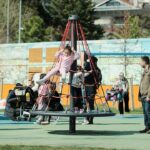 Niños divirtiendose al estar utilizando juegos infantiles en un parque