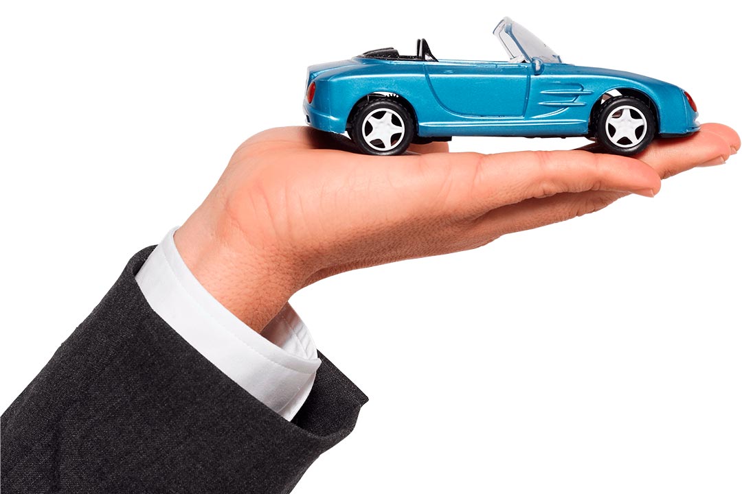 Persona sosteniendo un automovil azul de juguete