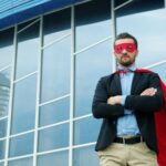 Hombre disfrazado de superhéroe