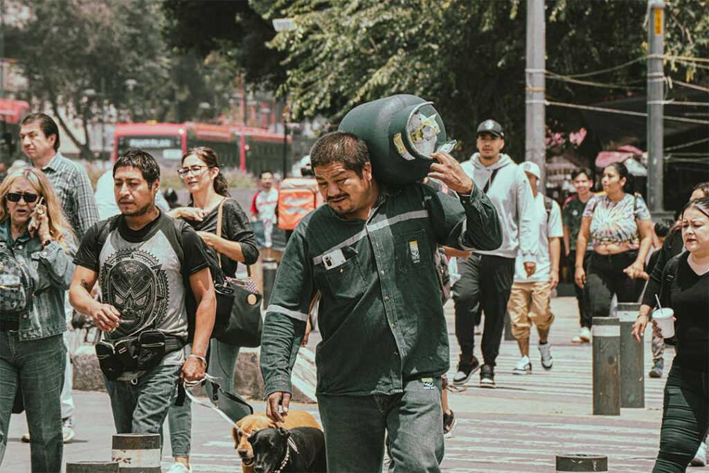 Personas caminado al trabajo