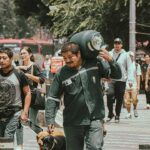Personas caminado al trabajo