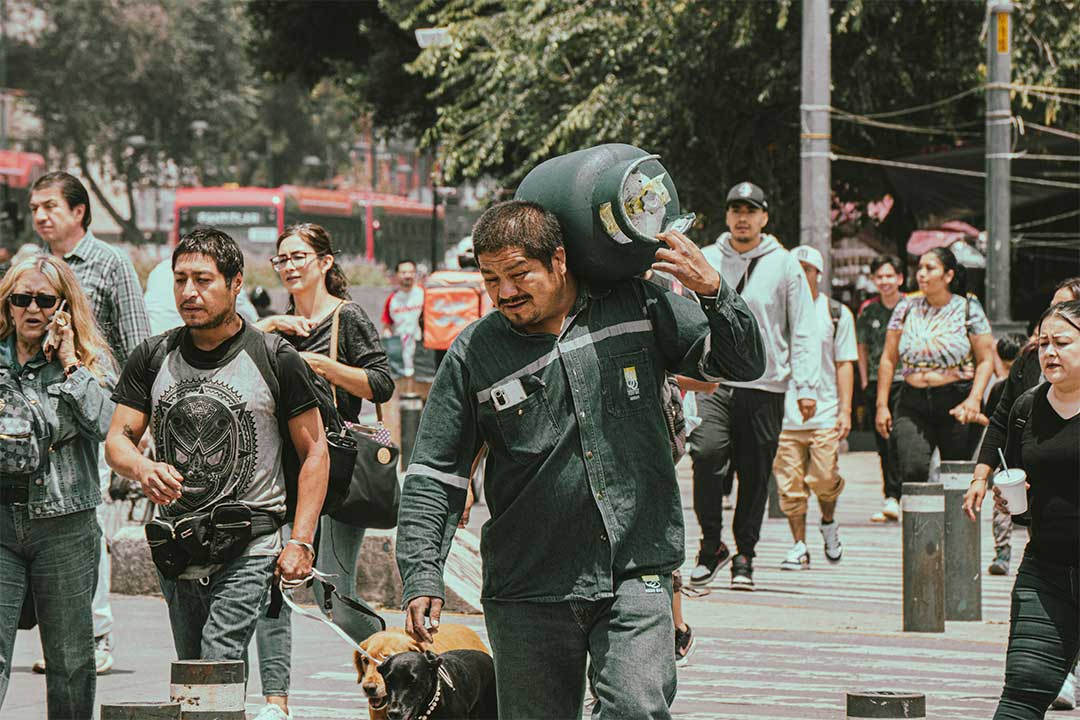 Trabajar más para vivir peor: las ciudades que estamos construyendo