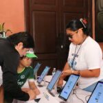 Personas votando através de tabletas digitales