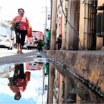 Señora caminando en la calle