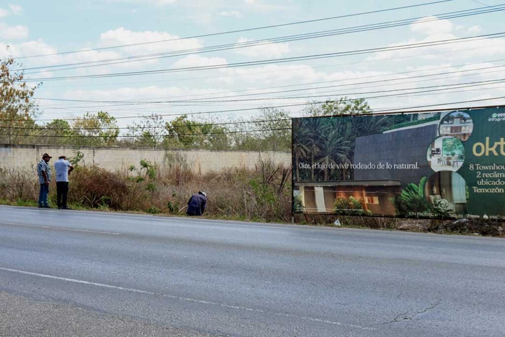Personas paradas en una carretera