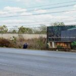Personas paradas en una carretera