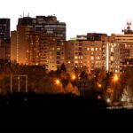 Edificios con luz en horario nocturno