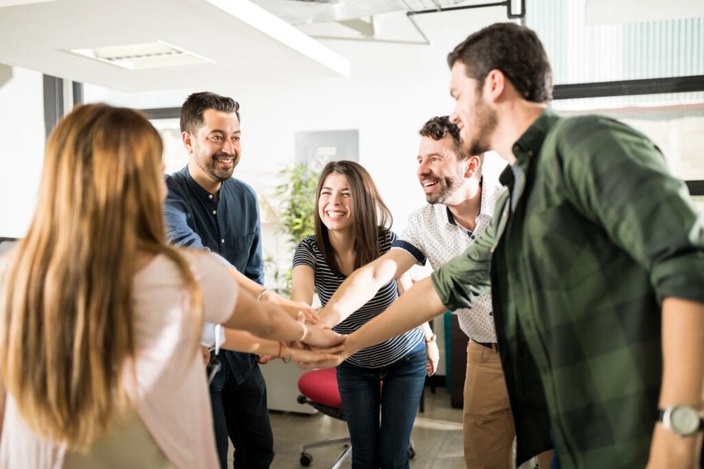 Grupo de personas juntando sus manos