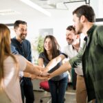 Grupo de personas juntando sus manos