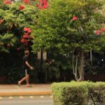 Hombre caminando en una banqueta ubicada en Paseo de Montejo, Mérida, Yucatán, México